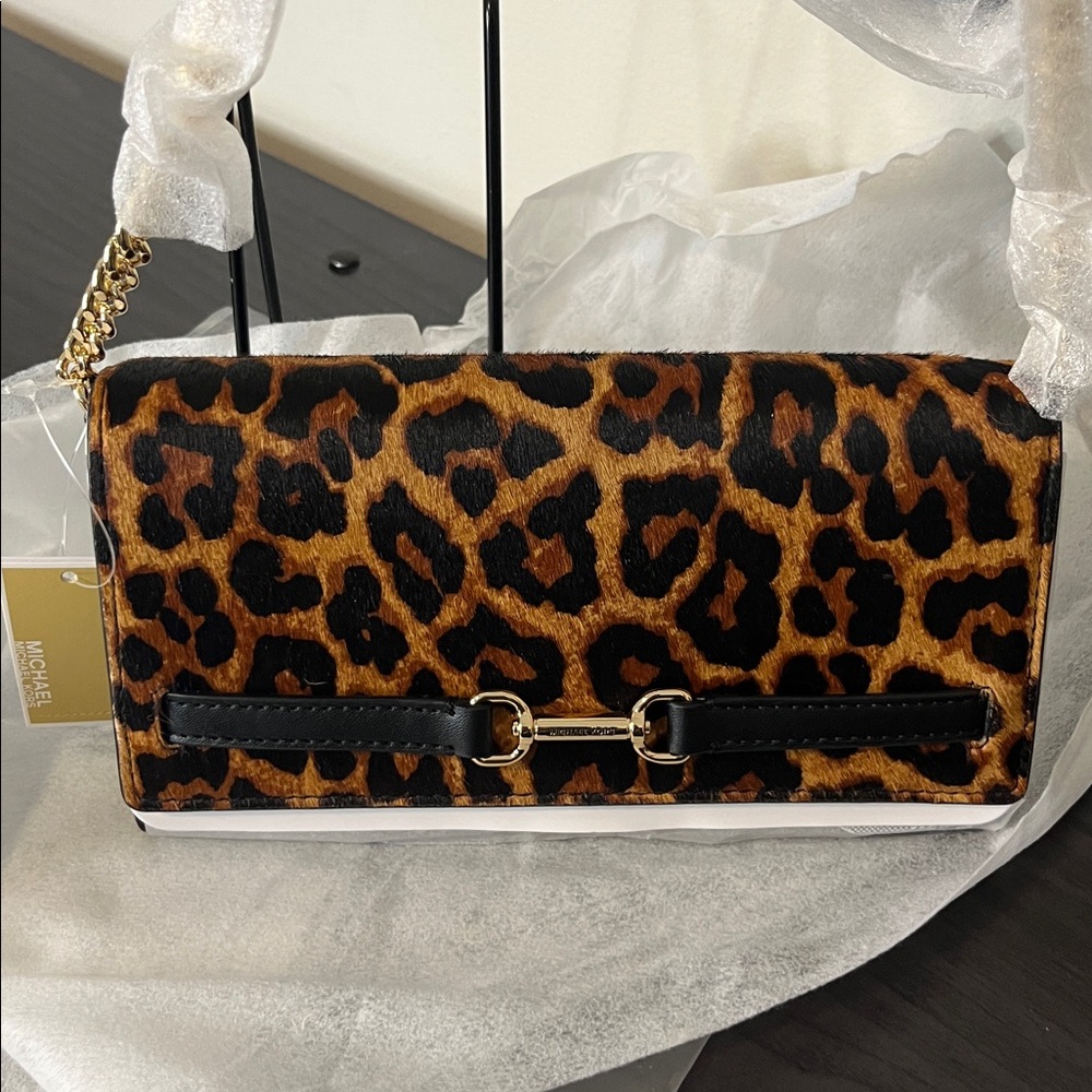 🔥 Michael Kors Leopard Print Crossbody Bag with Black Trim and Gold Hardware - Picture 8 of 10